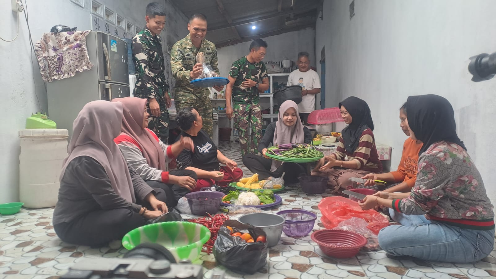 Satgas TMMD Kodim 0413/Bangka Turun ke Dapur, Perkuat Kebersamaan dengan Ibu-Ibu Desa Deniang