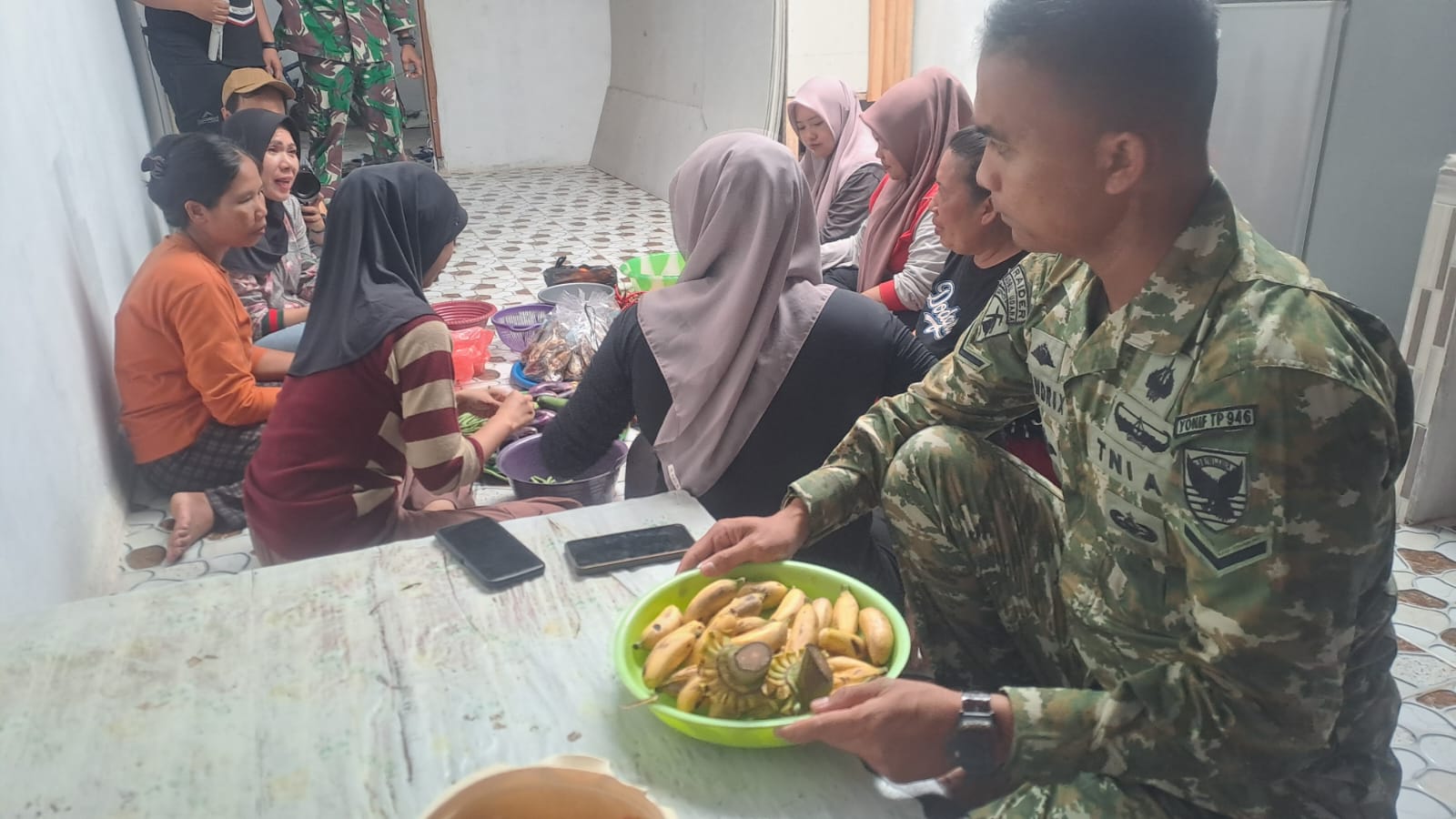 Persiapan Ngagung Dimulai, Satgas TMMD Kodim 0413/Bangka Bantu Warga Olah Hidangan Tradisional