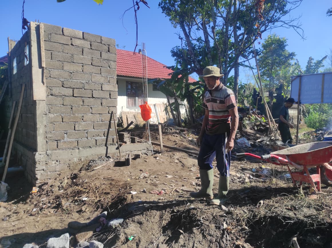 Gotong Royong Satgas TMMD dan Warga Percepat Pembangunan MCK di Desa Sekardadi