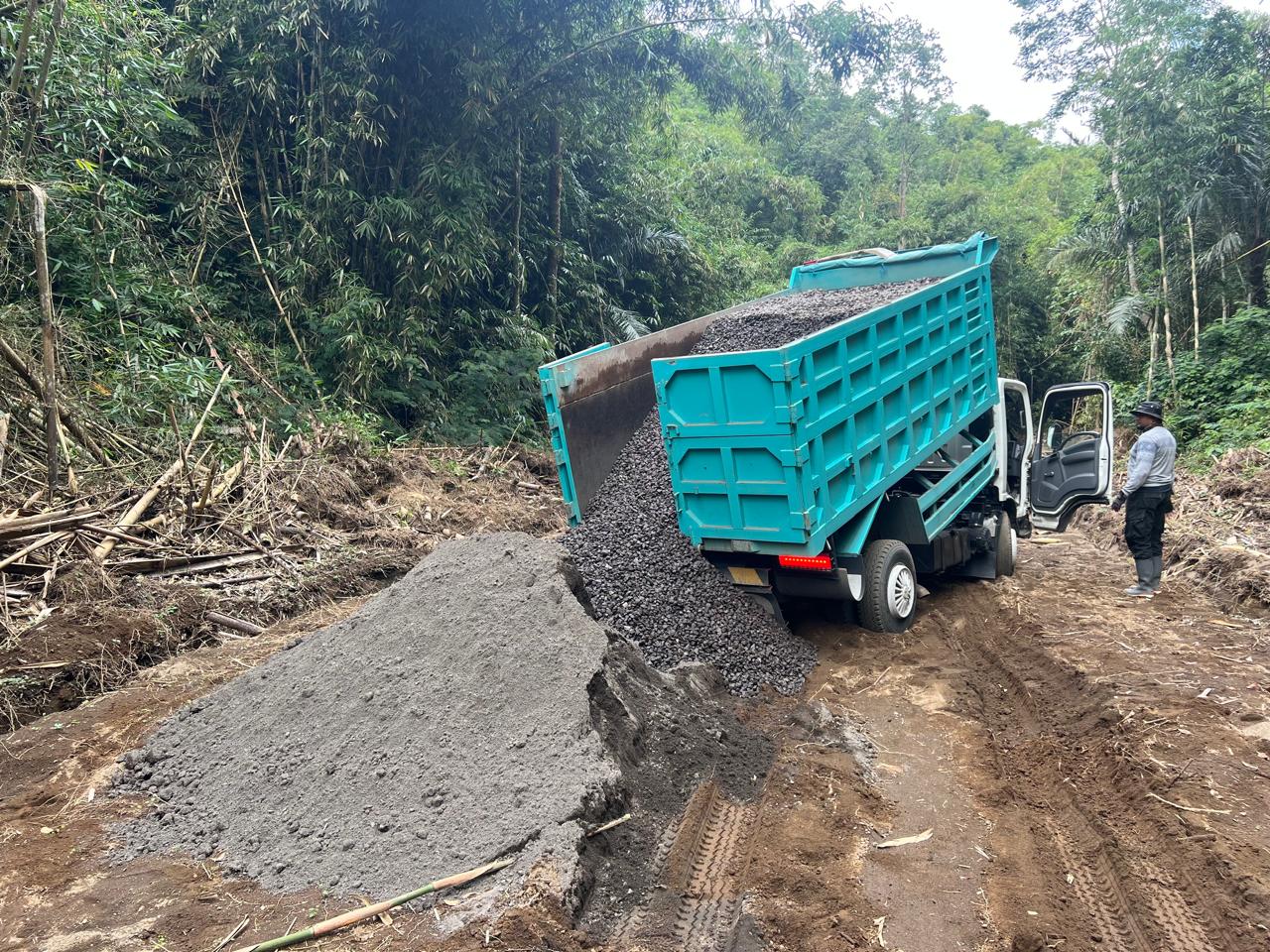 Kabut Kintamani Tak Halangi Semangat Satgas TMMD Ke-129 Kerjakan Rabat Beton