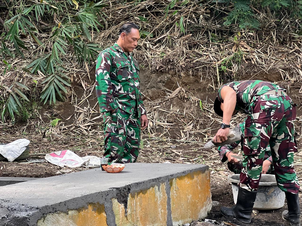 Pastikan Kualitas dan Tepat Waktu, Wadansatgas TMMD Ke-129 Kodim 1626/Bangli Cek Pembangunan Bak Air di Sekardadi