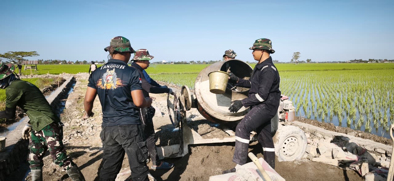Percepat Pekerjaan Fisik, Satgas TMMD Ke-129 Kodim 1404/Pinrang Gunakan Molen untuk Aduk Campuran Semen