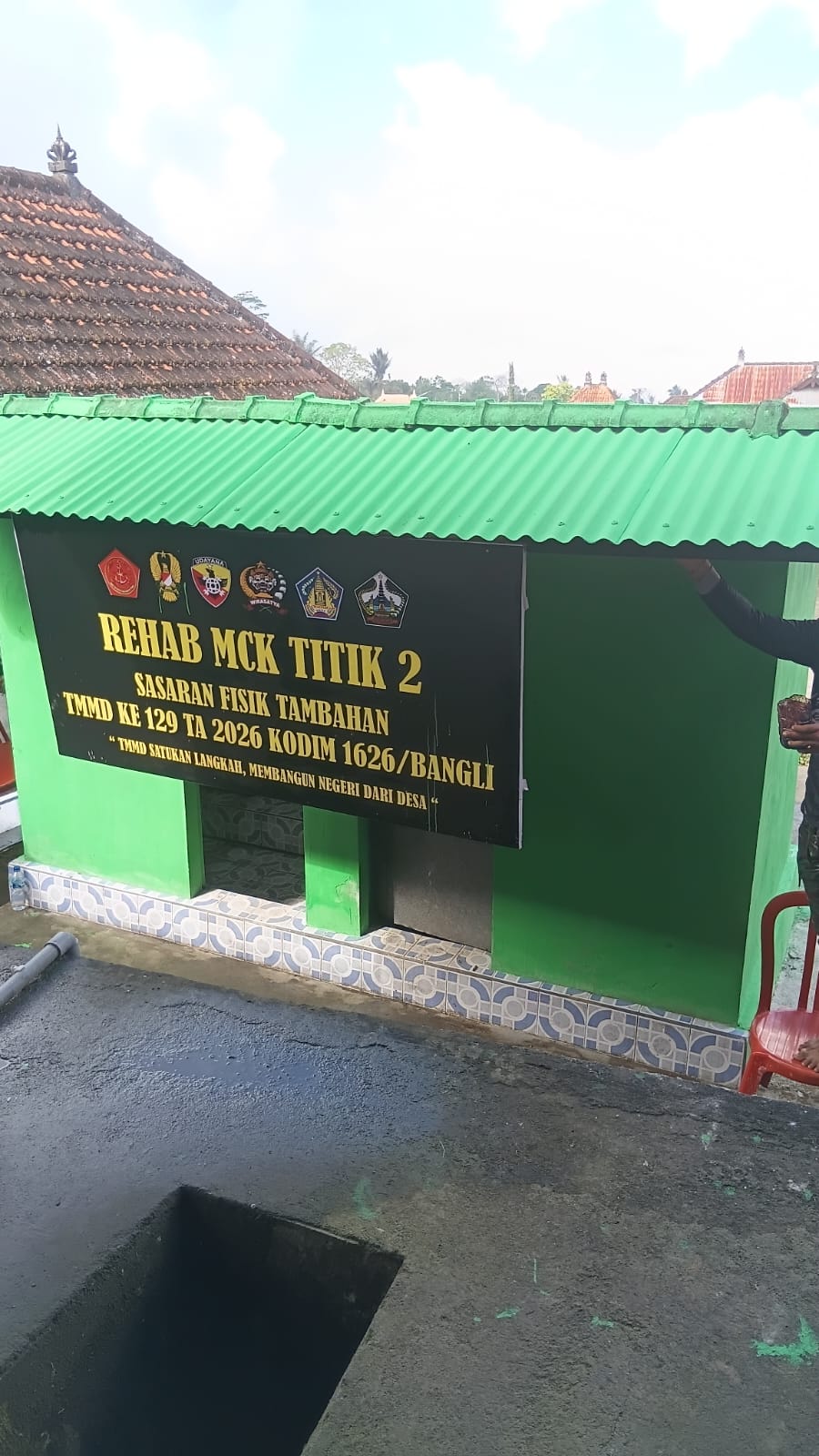 Gotong Royong TNI dan Warga Percepat Penyelesaian MCK TMMD Ke-129 di Desa Sekardadi