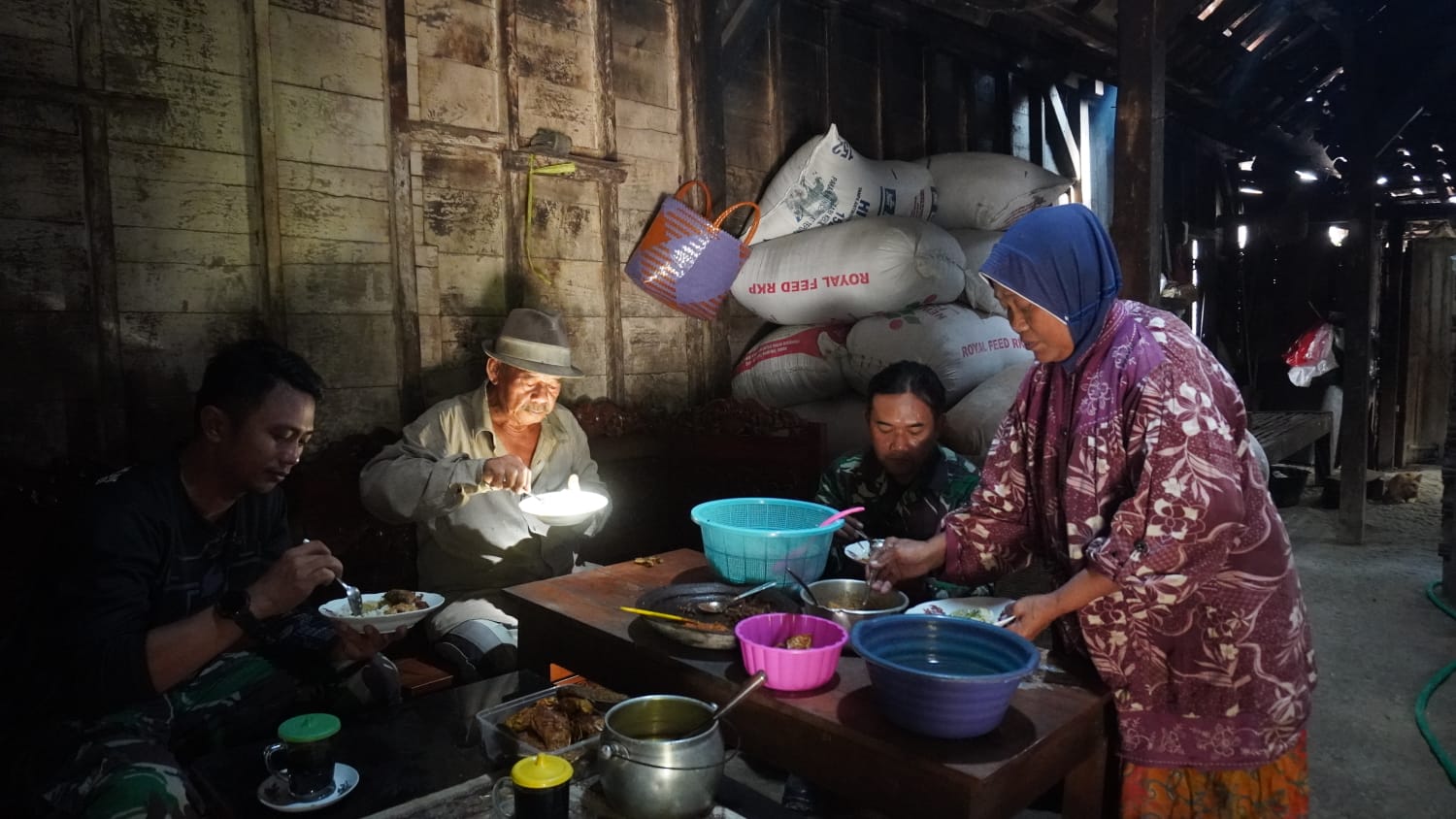 Suapan Hangat Kekeluargaan di Dusun Bakon: Ketika Kesederhanaan Melahirkan Makna Banding Tanpa Batas