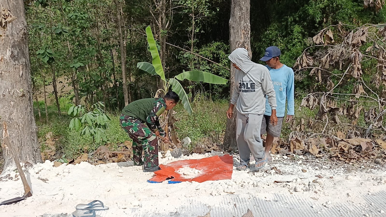 Bahu-Membahu Pengurukan Bahu Jalan, Satgas TMMD 129 dan Warga Tlemang Manfaatkan Alat Seadanya