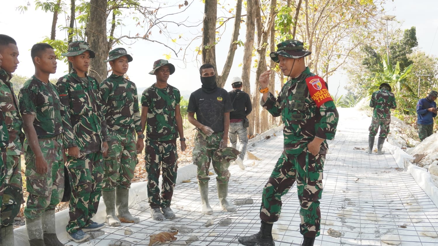 Pastikan Hasil Maksimal, Dansatgas TMMD 129 Terjun Langsung dan Pimpin Briefing Lapangan Kawal Kualitas Pengerjaan