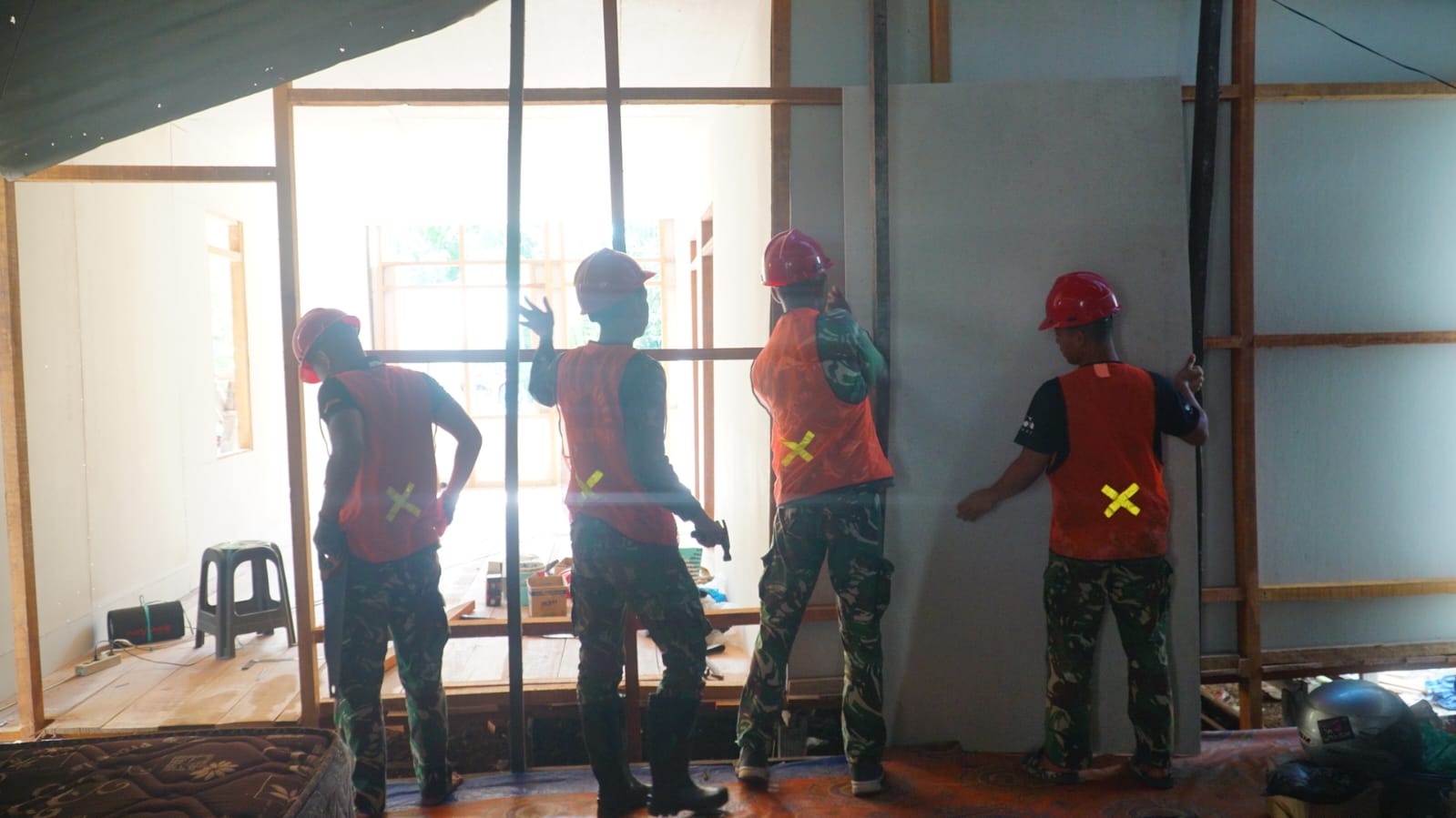 Satgas TMMD Reguler Ke-129 Percepat Pemasangan Dinding Kalsibut RTLH Milik Bapak Walianto