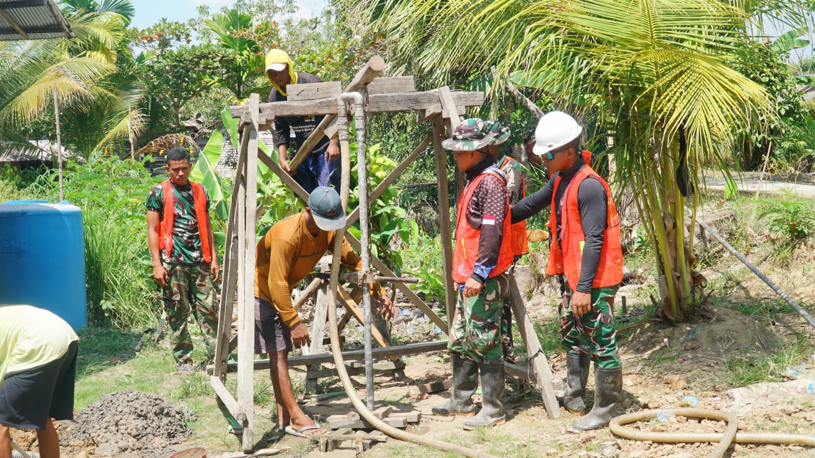 Gotong Royong Satgas TMMD dan Warga Percepat Pengeboran Sumur Bor Sasaran 3