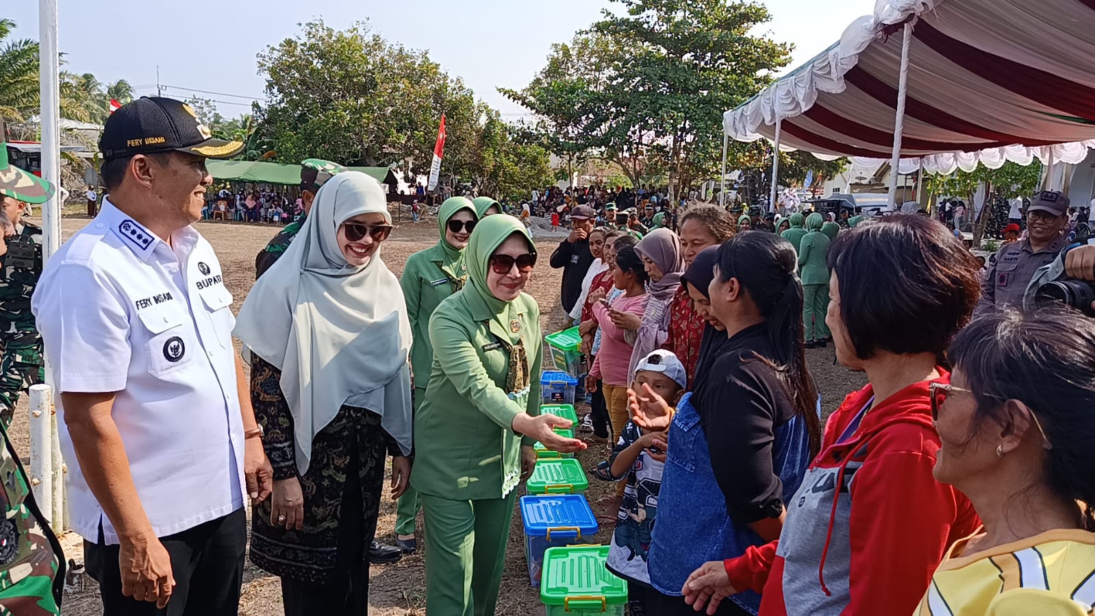 Sentuhan Kasih Pangdam II/Sriwijaya dan Ketua Persit Saat Bagikan Bantuan untuk Warga Desa Deniang