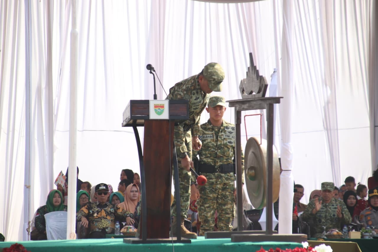 Pangdam XXI/Radin Inten Pukul Gong Tandai Penutupan TMMD ke-129 di Lampung Utara.