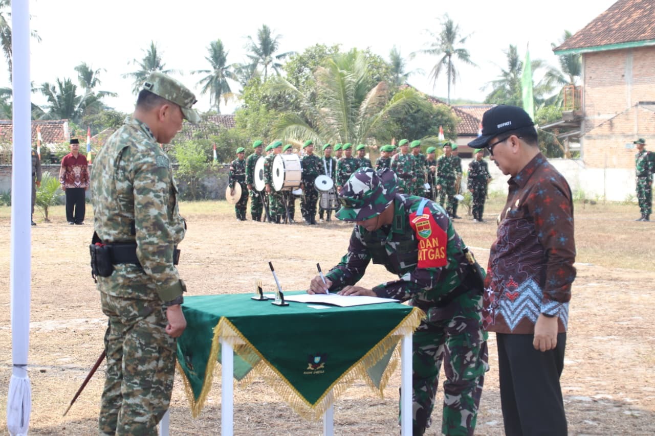 Penutupan TMMD ke-129 Kodim 0412/LU, Dansatgas Bacakan Laporan Pelaksanaan Program dan Tandatangani Naskah Bersama Bupati Lampung Utara