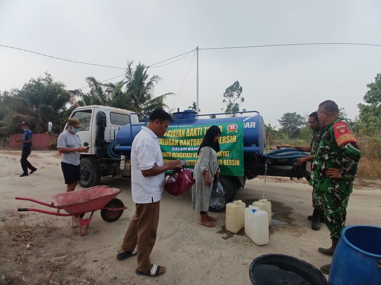 Bantuan Air Bersih Dari TNI Untuk Masyarakat Pasir Panjang Yang Membutuhkan