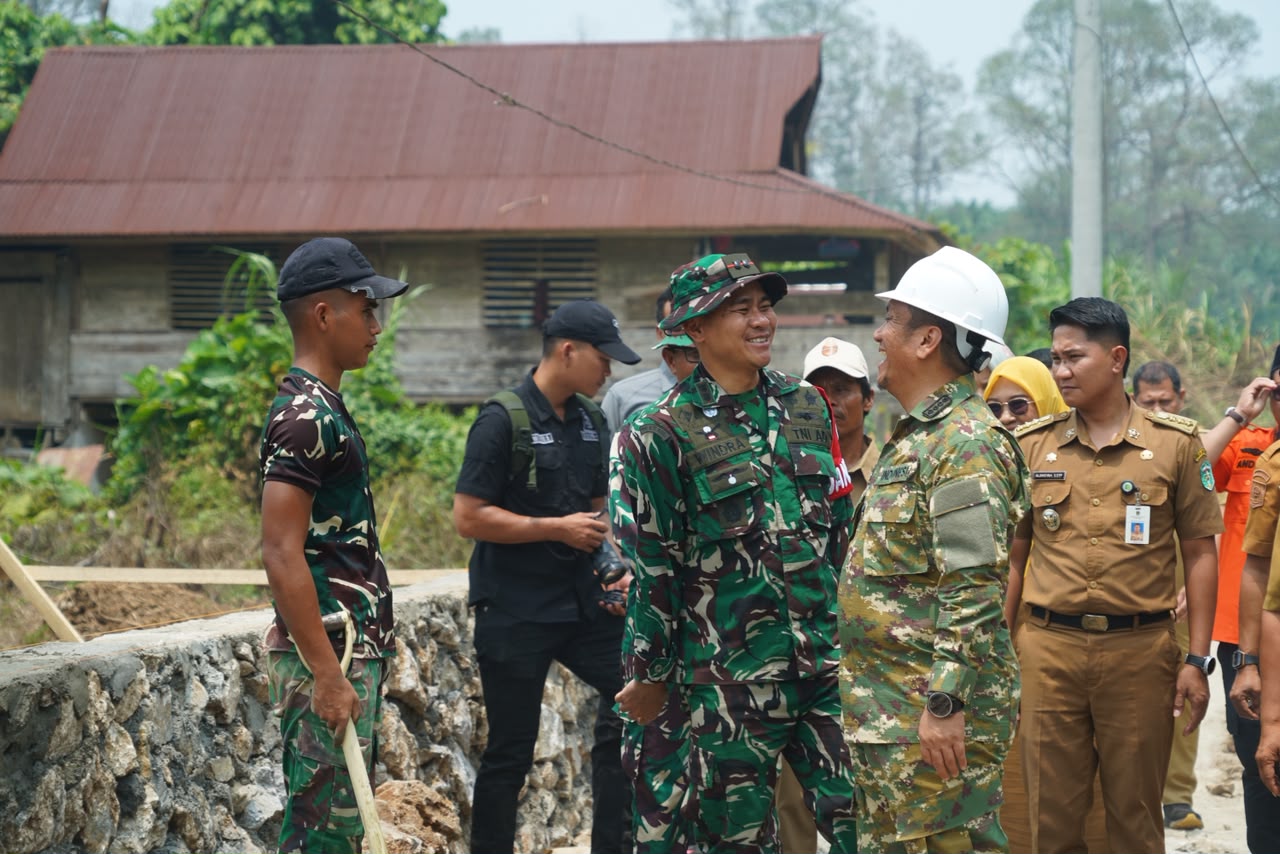 Bupati Irwan dan TNI Perkuat Akses Jalan di Parumpanai lewat TMMD 130