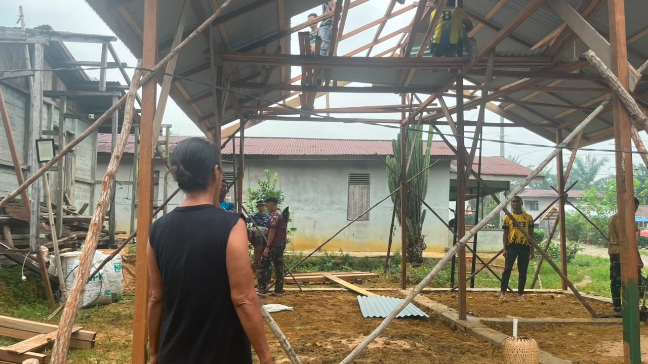 Pembangunan Rumah Bu Suhanim: Sinergi TNI dan Harapan Baru di Dusun Nahaya