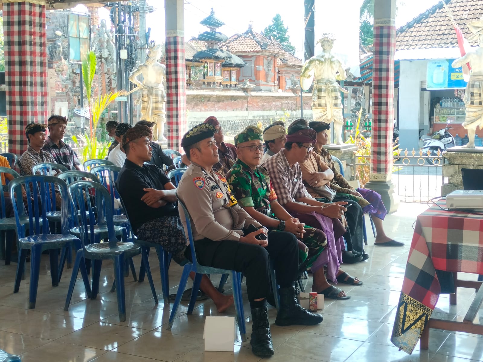 Babinsa Serka Wayan Rata dorong persatuan masyarakat melalui kegiatan Pesraman