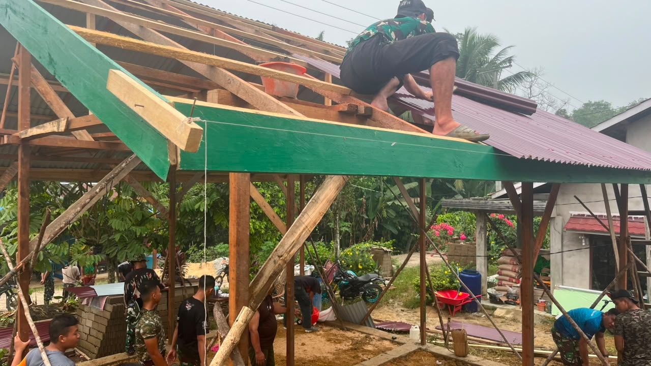 Kehadiran TNI Membawa Berkah Baru bagi Keluarga Bu Suhanim di Landak