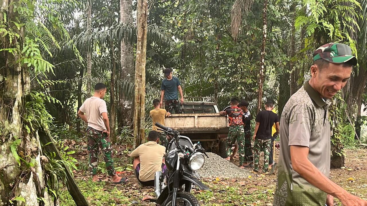 Prajurit TNI Kuatkan Infrastruktur Dengan Semangat Membangun Di Landak