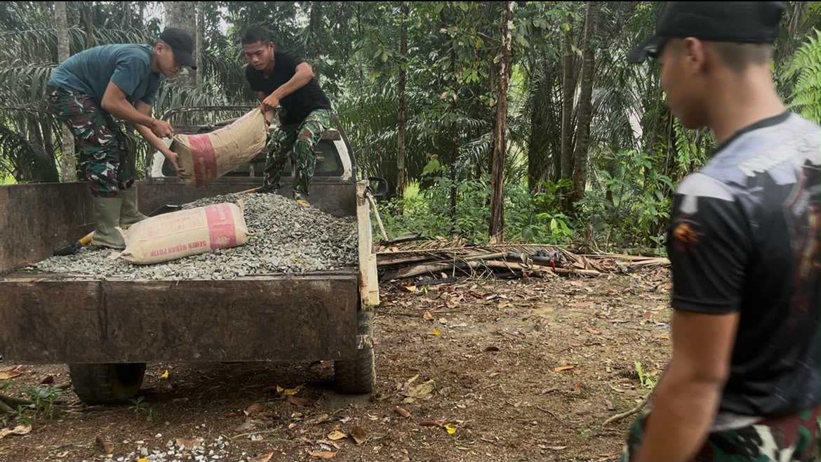 Satgas TMMD Kodim 1210/Landak Percepat Proyek dengan Pemasokan Material Teratur