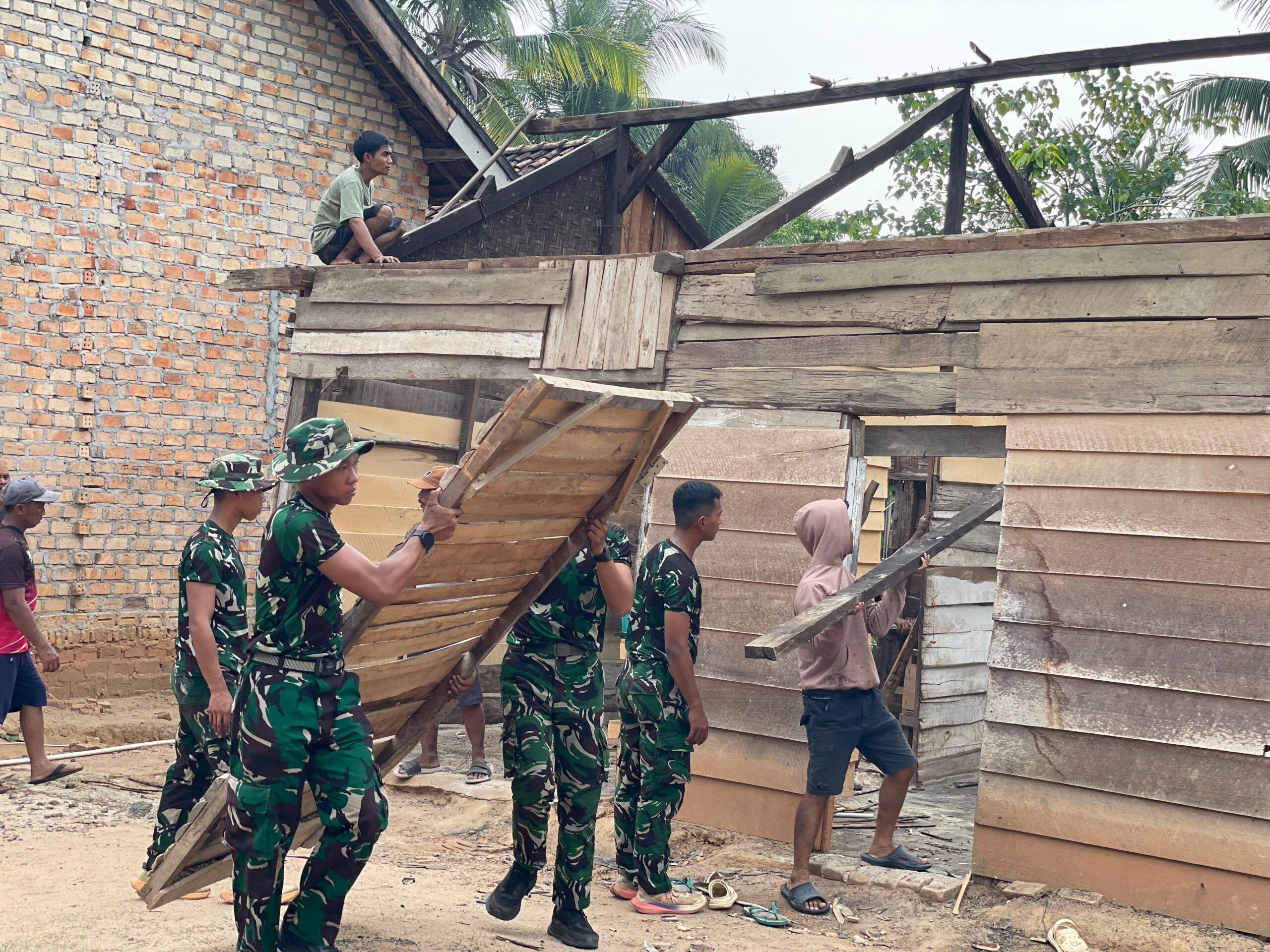 Membangun Kembali Harapan: TNI Renovasi Rumah Gianto di Way Kanan