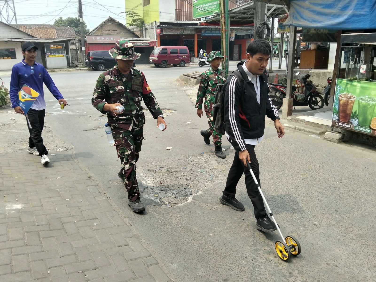 Serka Wahyono Temani Tim Bina Marga Ukur Jalan untuk TMMD ke-130