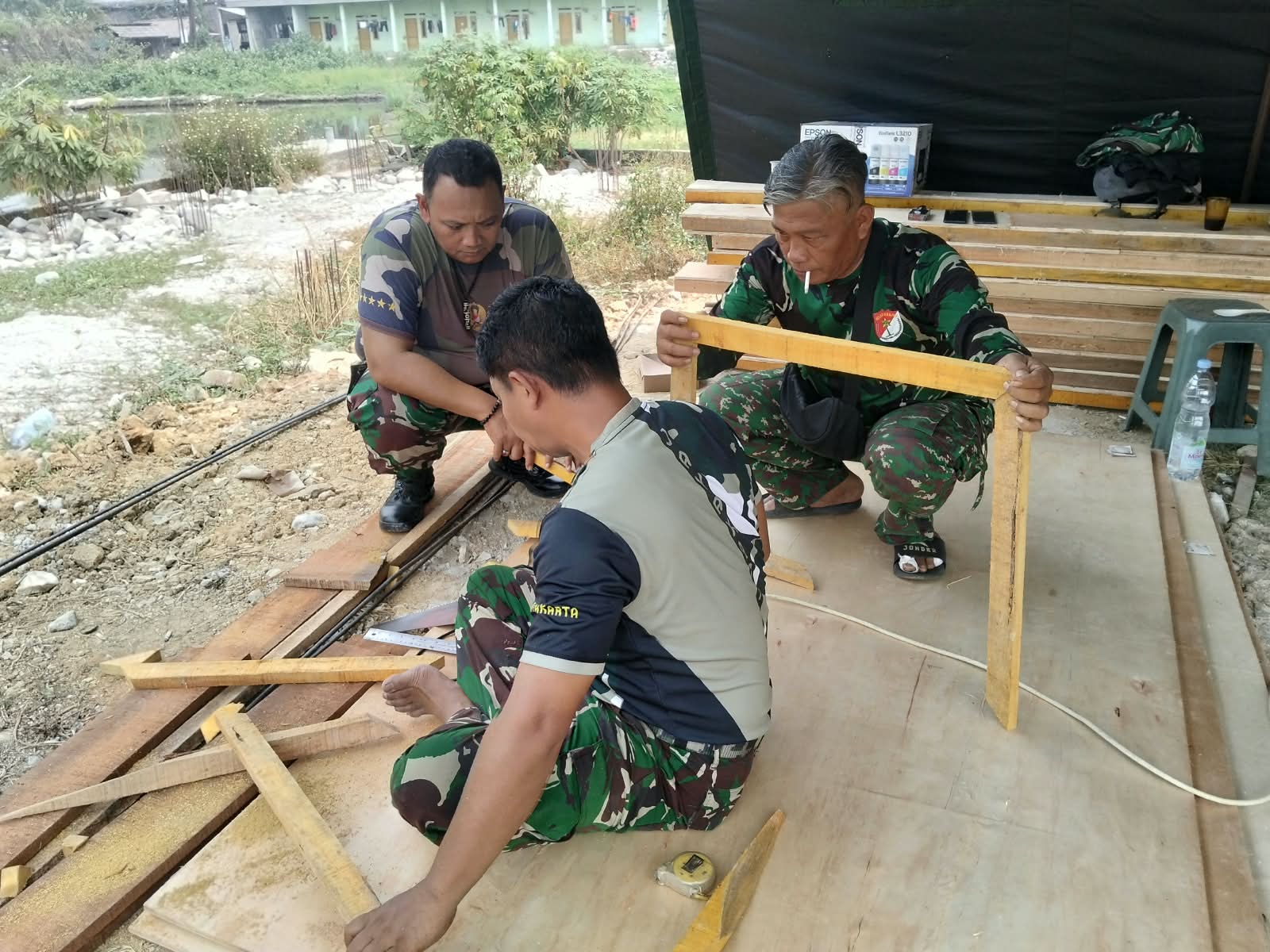 Satgas TMMD ke-130 Siapkan Fondasi Konstruksi di Desa Sumur Bandung