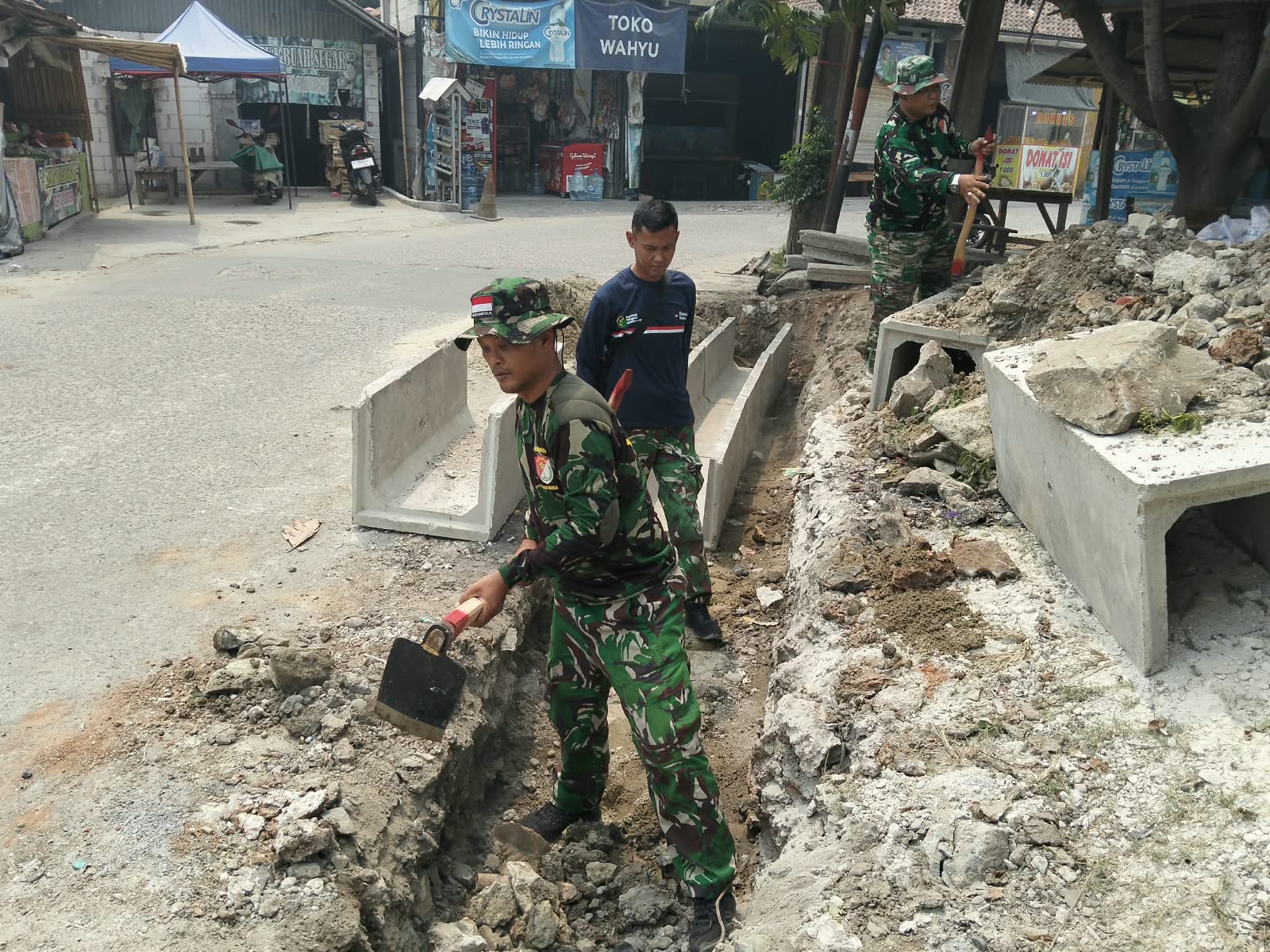 TNI Bersama Warga Tingkatkan Kualitas Lingkungan Melalui Gali Parit di Desa