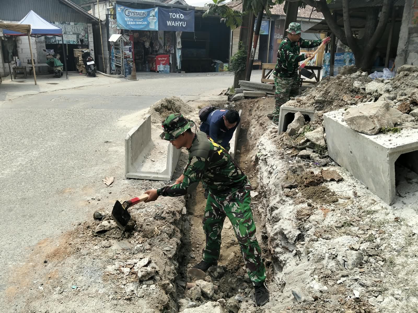 Peningkatan Kualitas Hidup Melalui Pembangunan Parit di Desa Sumur Bandung