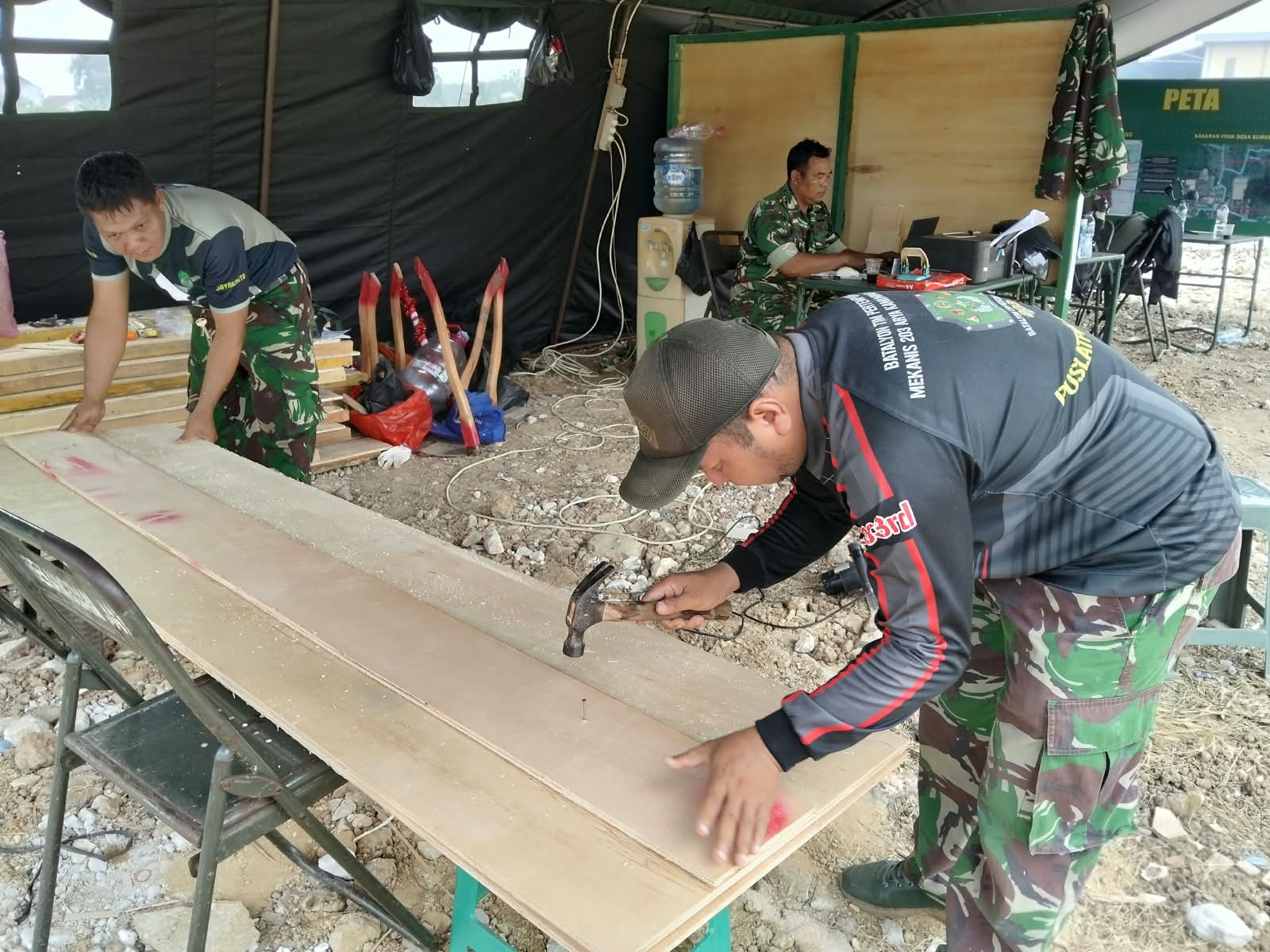 Persiapan Proyek Pembangunan: Satgas TMMD Potong Triplek di Tigaraksa