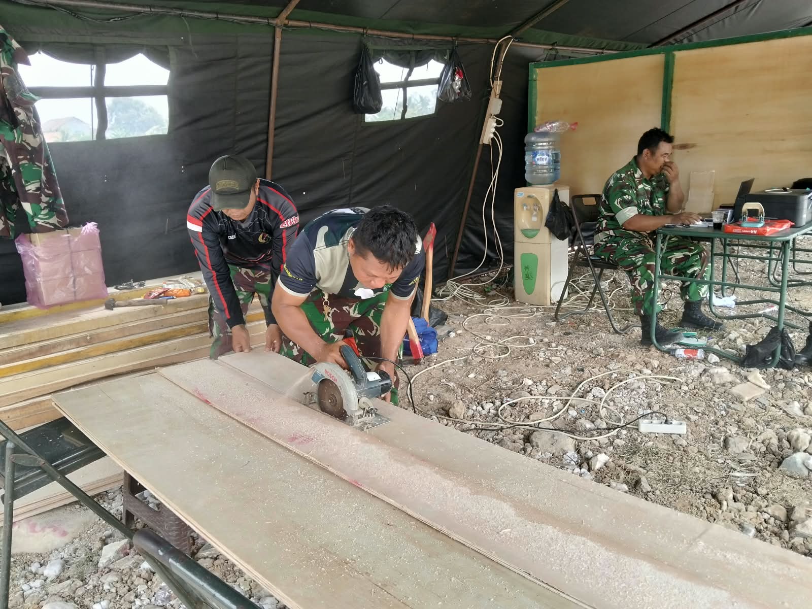 Satgas TMMD ke-130 Kodim 0510/Tigaraksa Siapkan Triplek untuk Proyek Desa