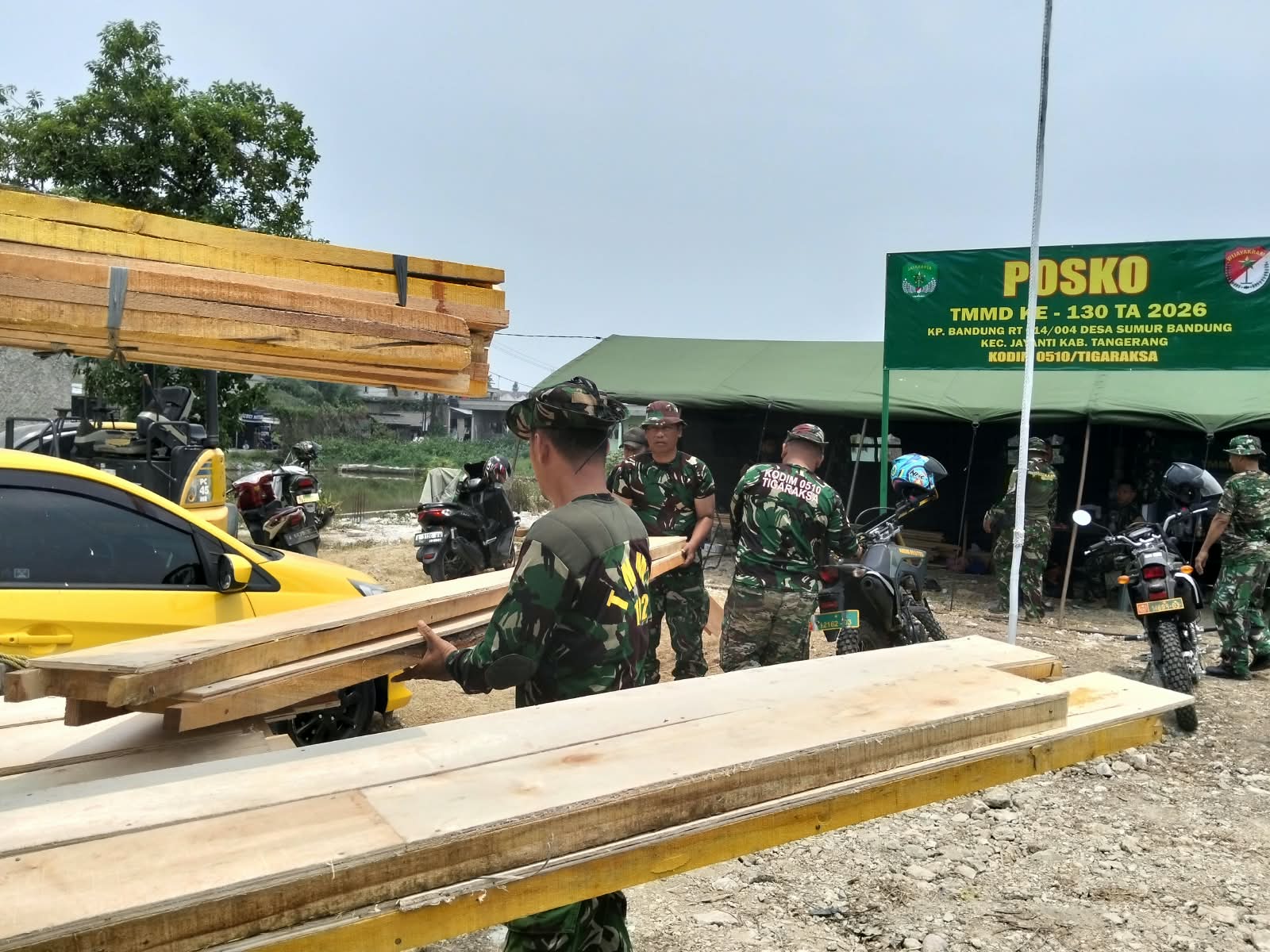 Mobilisasi Material untuk Pembangunan Infrastruktur Desa oleh TNI di Tigaraksa