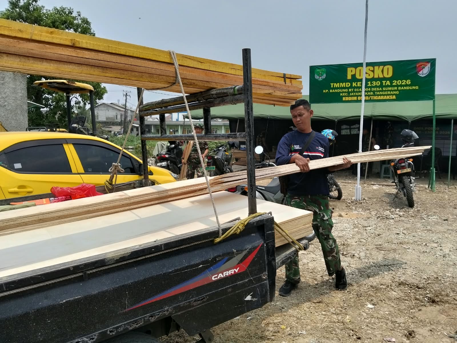 Satgas TMMD ke-130 Berkolaborasi Angkut Material untuk Sukseskan Pembangunan Desa