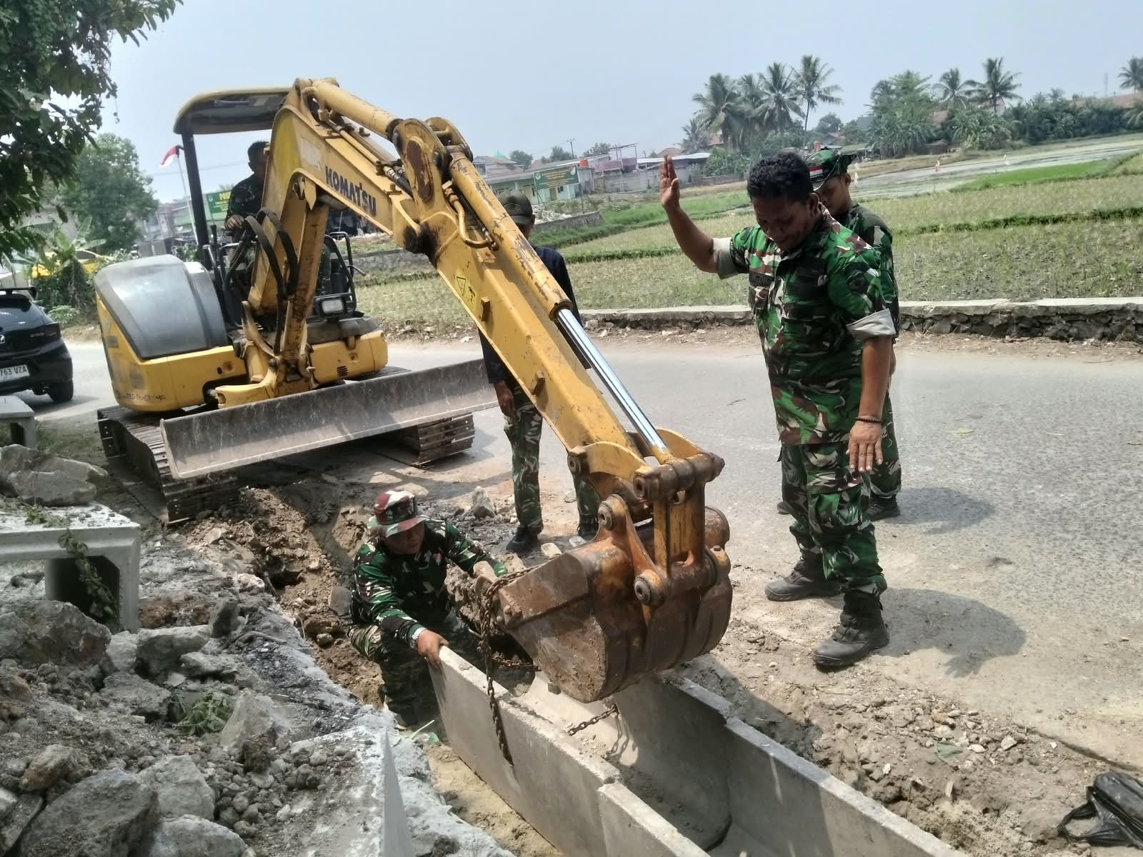 Kontribusi Satgas TMMD ke-130 dalam Mewujudkan Drainase Ideal di Desa Sumur Bandung