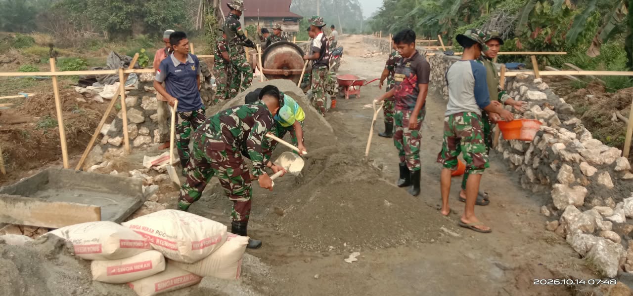 Rabat Beton Di Parumpanai: Warga dan TNI Bersinergi Percepat Pembangunan