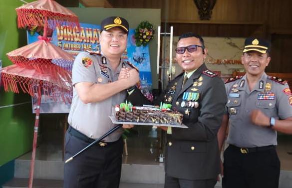 Kunjungan Kapolres Klungkung Rayakan HUT TNI Ke-81, TNI-Polri Semakin Kompak