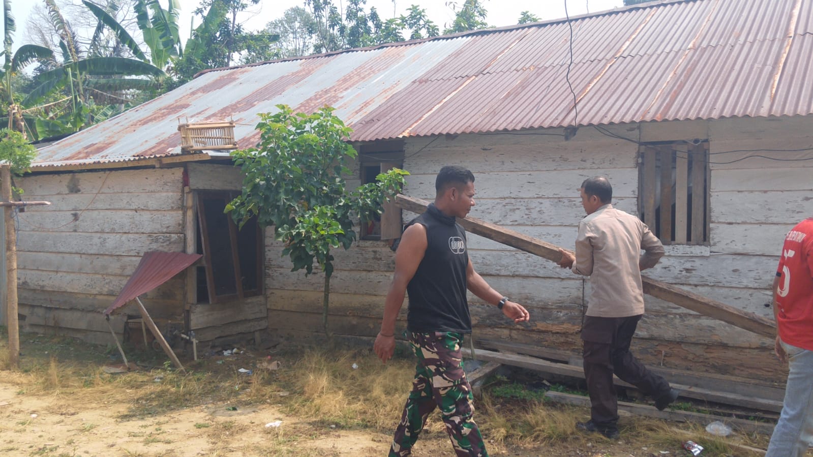 Kegiatan TMMD Reguler ke-130 Memperbaiki Hunian Arianto di Desa Soe