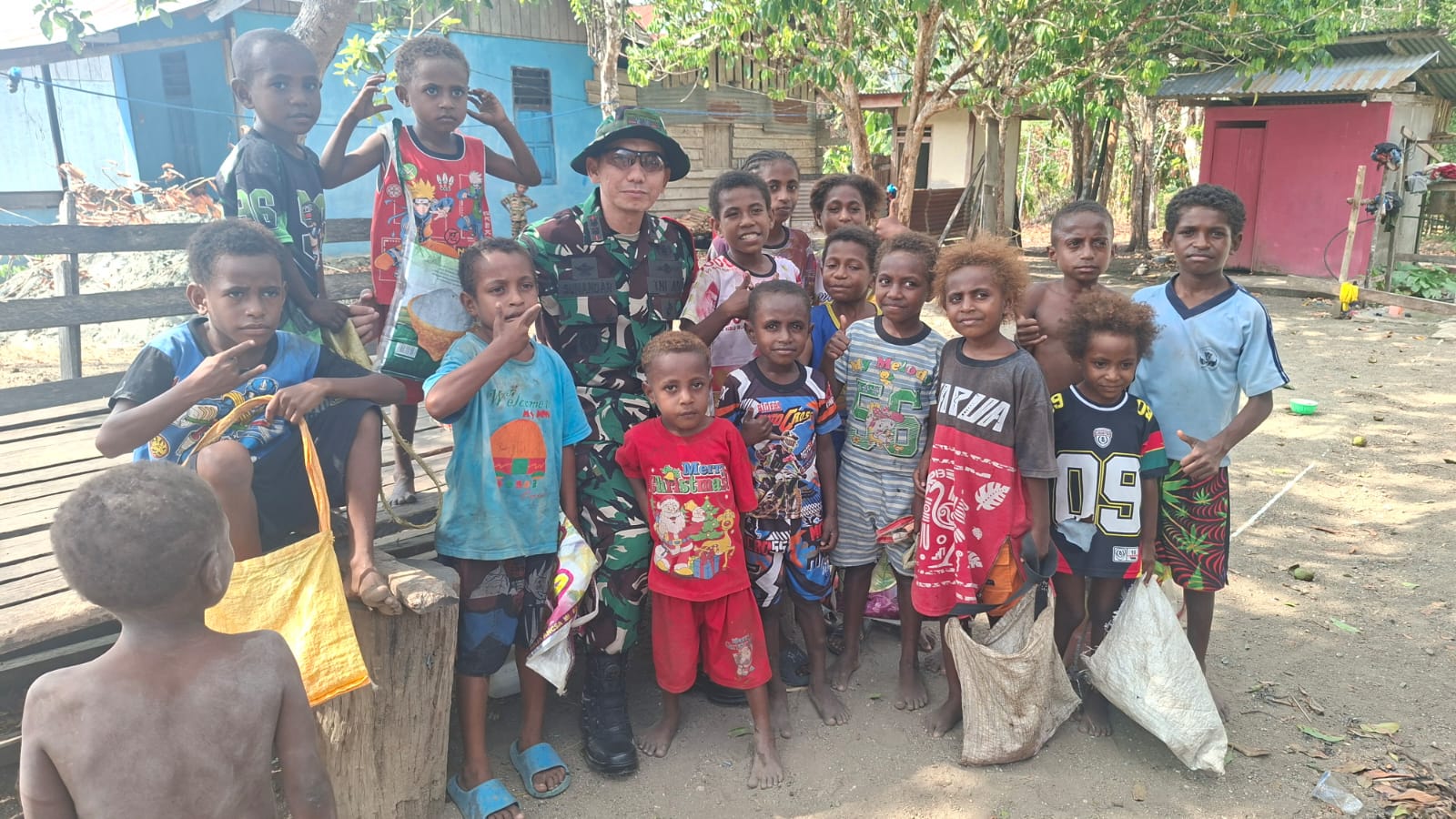 TNI Membangun Hubungan Hangat dengan Anak Yamboi Melalui TMMD