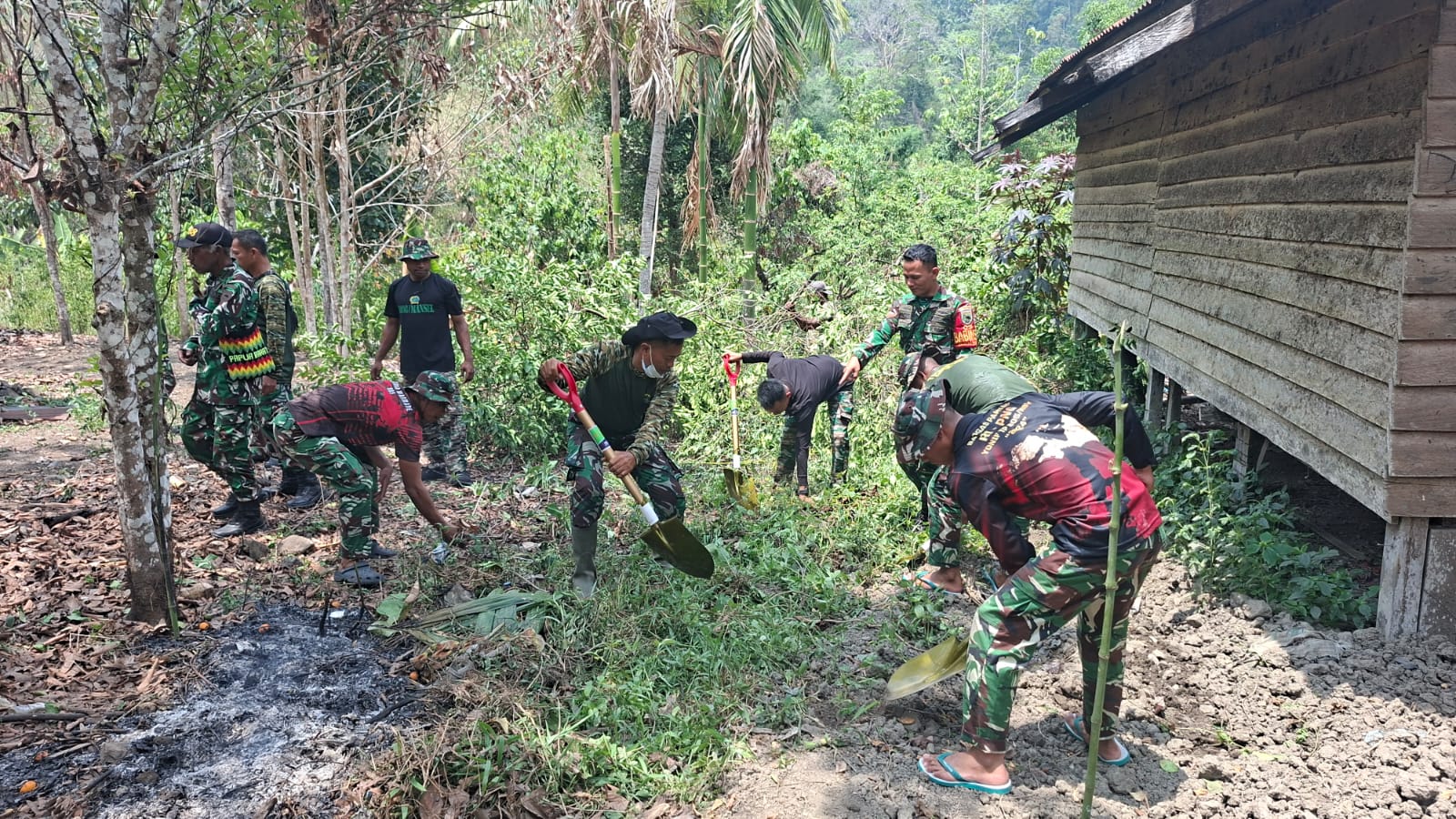 Kepedulian TNI dan Warga dalam Persiapan Lokasi Fasilitas Sanitasi MCK