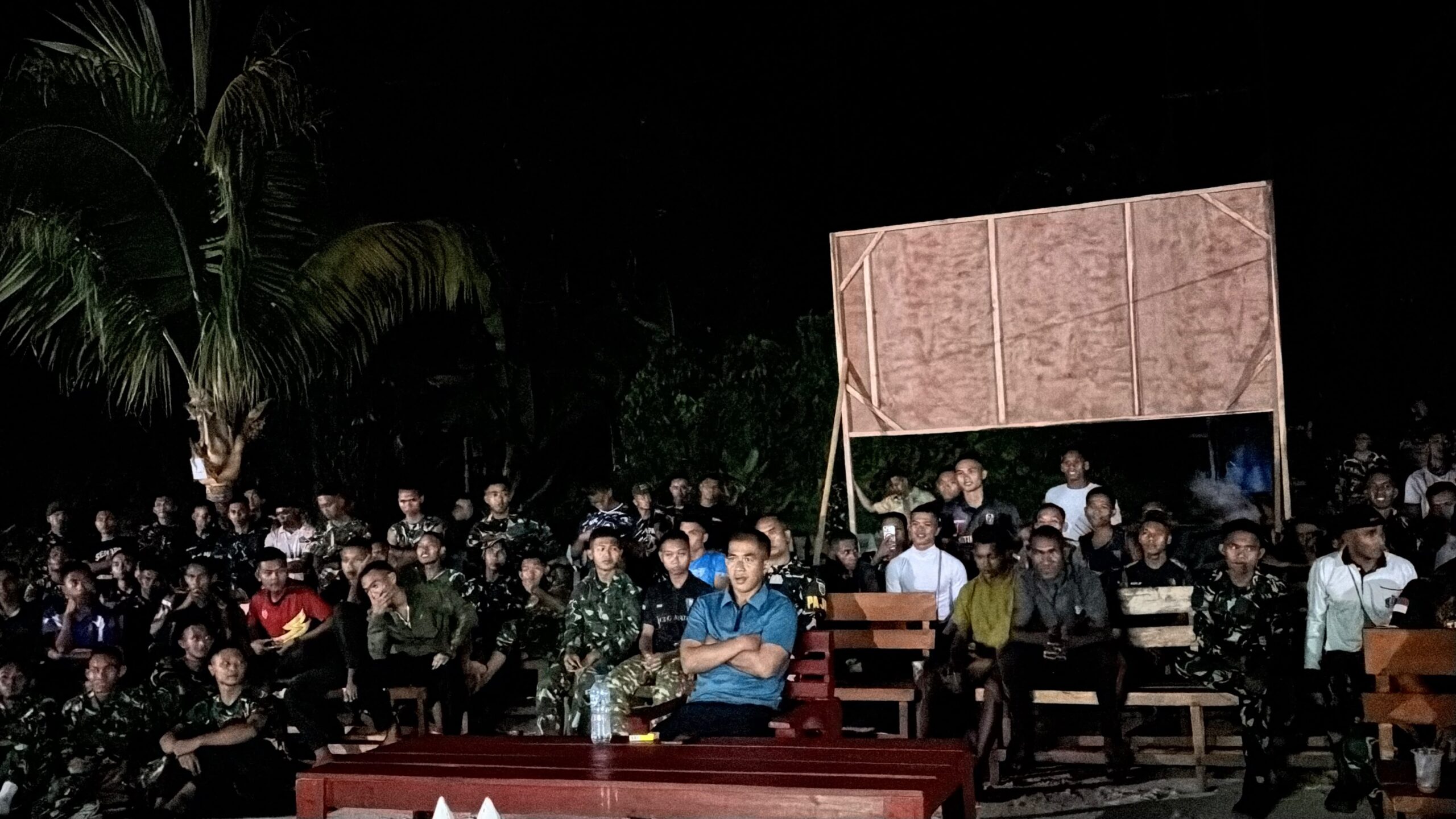 Prajurit Yonif TP 859/RBK Sambut Kemenangan Timnas dalam Nonton Bareng ASEAN Cup