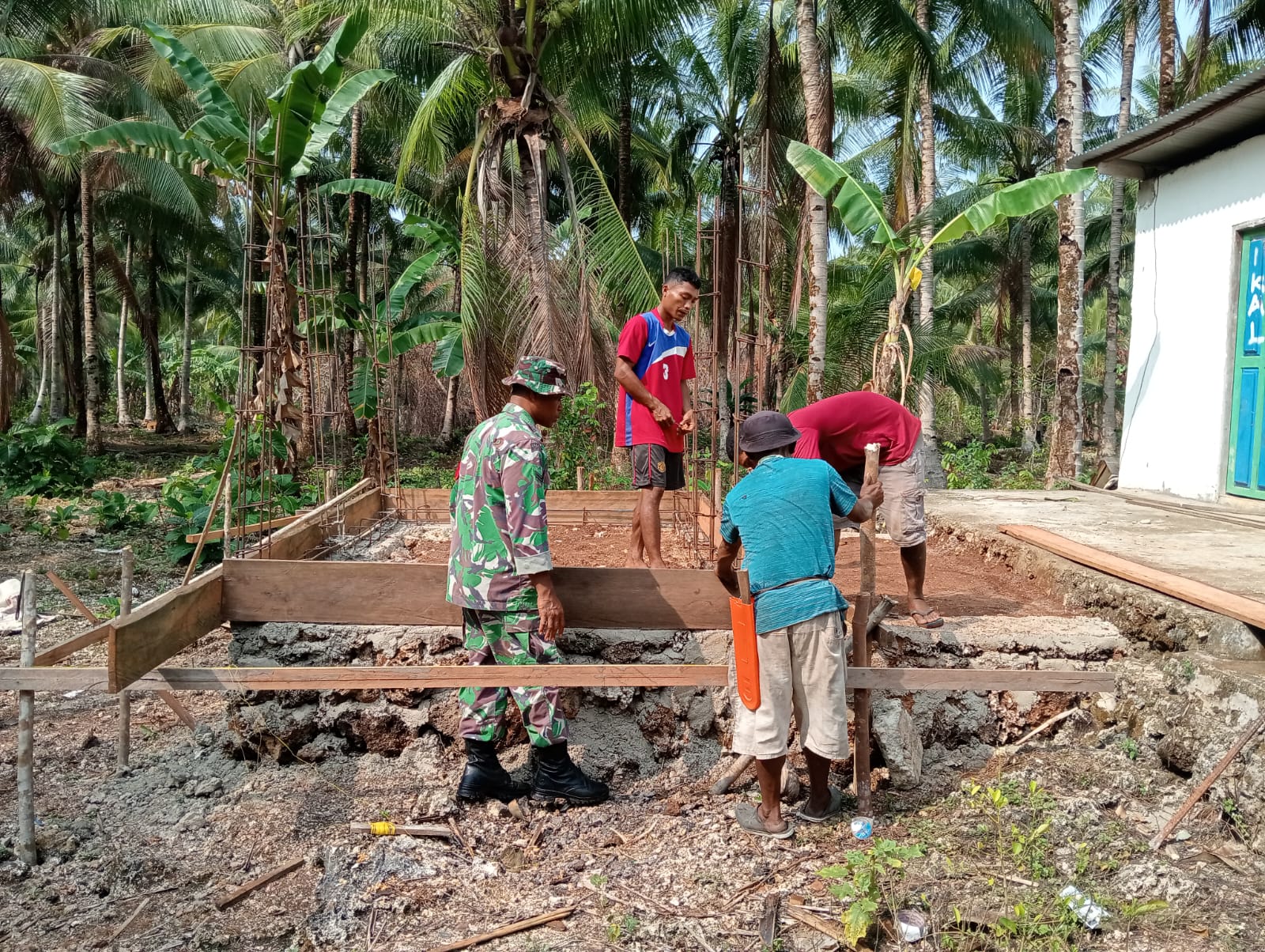 Innovasi TNI dalam Pembangunan Bak Wudhu untuk Memudahkan Ibadah di Kacepi