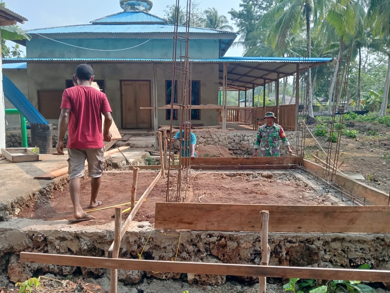 Fokus Detail, Satgas TMMD Gelar Pemasangan Mal untuk Bak Wudhu di Kacepi