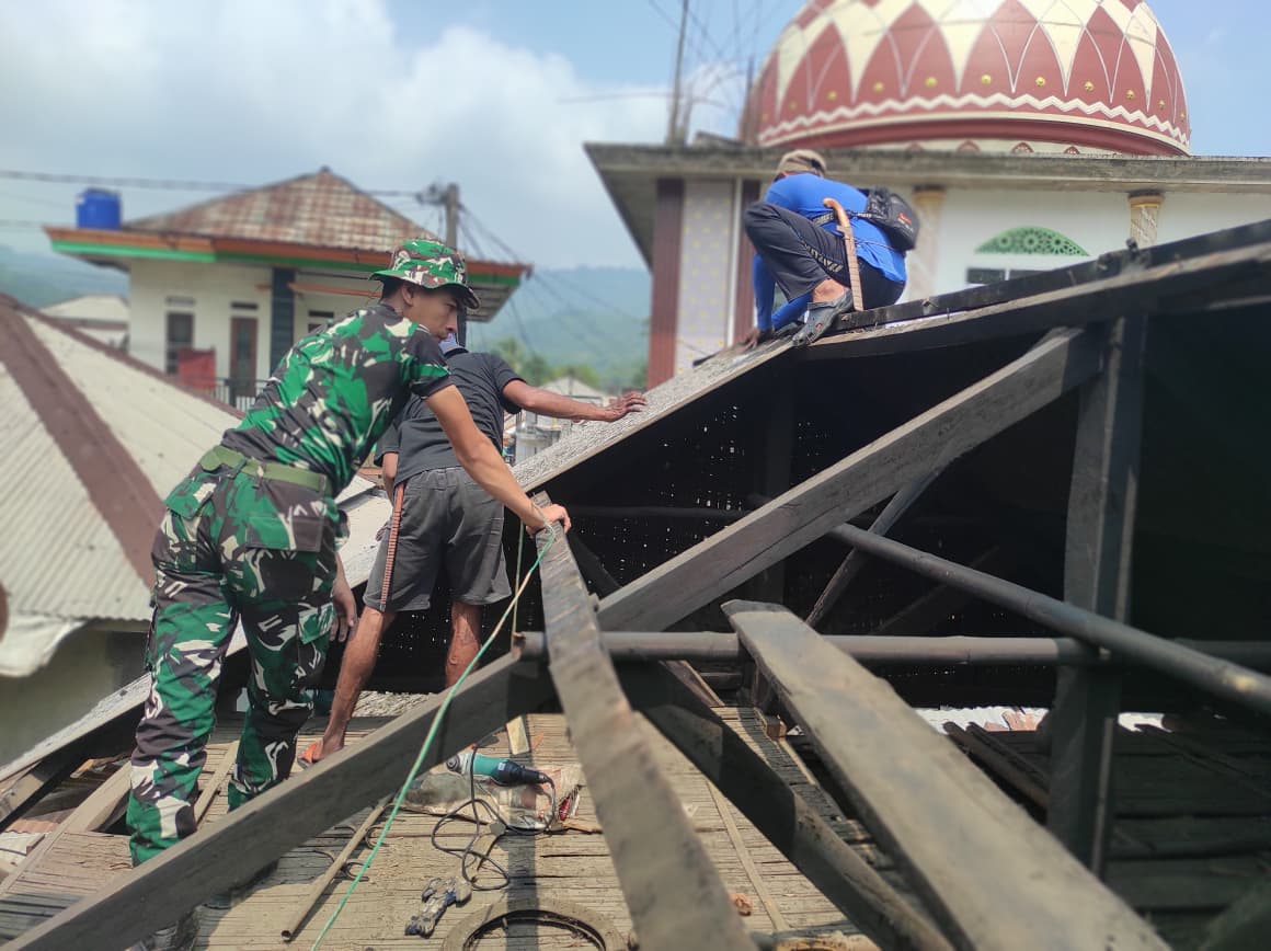 Satgas TNI Manunggal Membangun Desa Perbaiki Rumah Bapak Entang di Citorek Barat
