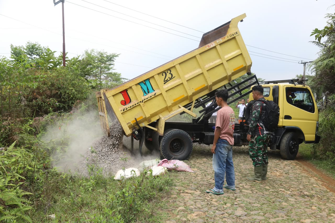 Pembangunan Jalan Cibedug Dimulai, Material Dikirim Untuk Akses Lebih Baik