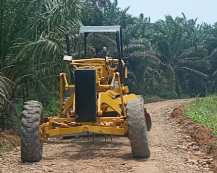 Kepedulian Warga Kandang Limun Dukung Proyek Jalan TMMD ke-130