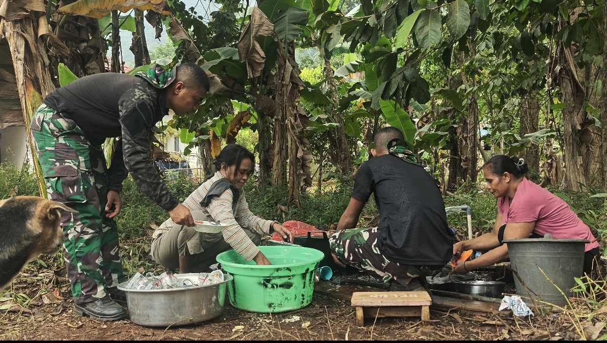 Warga Dusun Seri Terlibat Aktif dalam Program Dapur Umum TMMD di Ambon