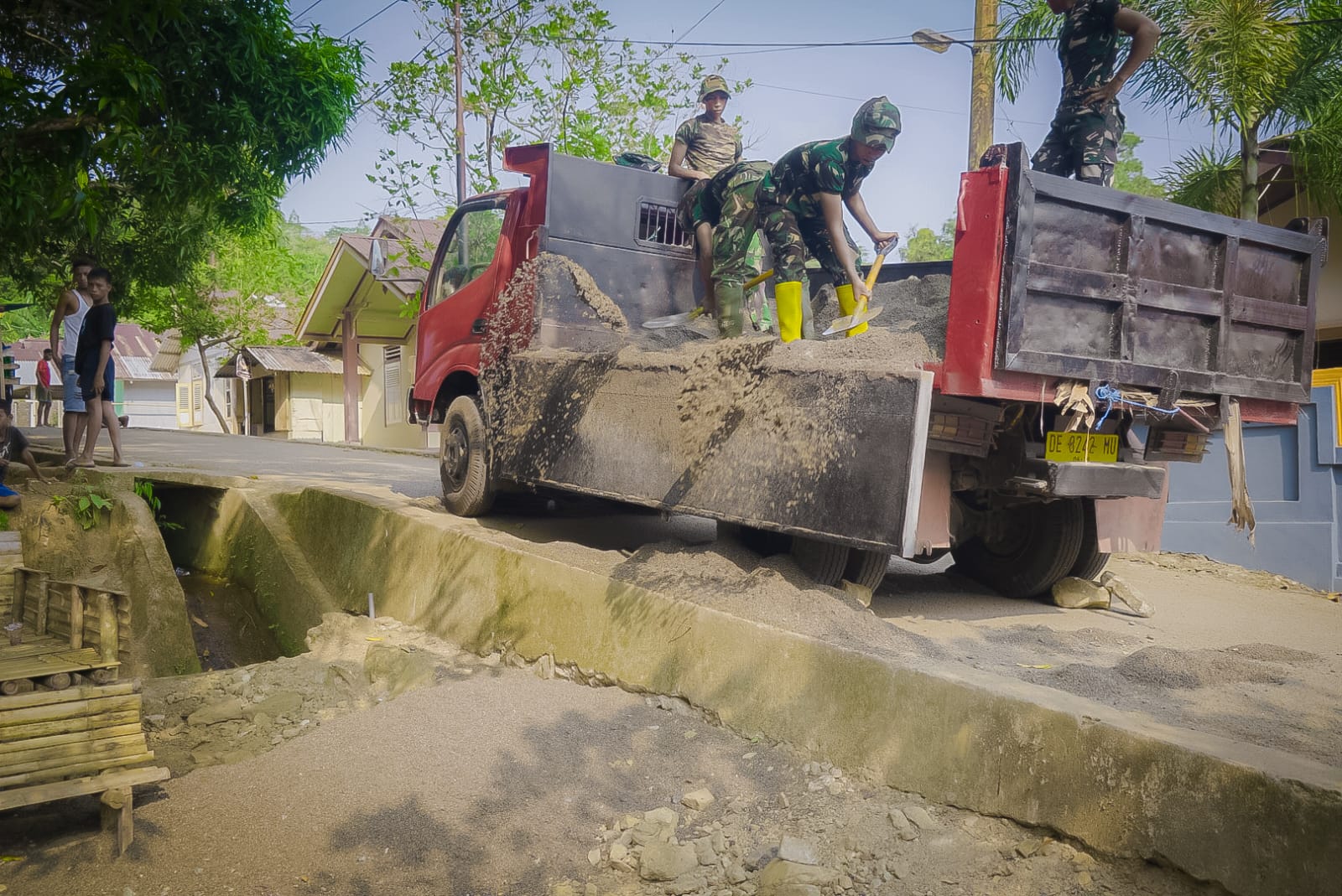 Prajurit TMMD ke-130 Kodim 1504/Ambon dan Warga Hadapi Medan Berat Bersama