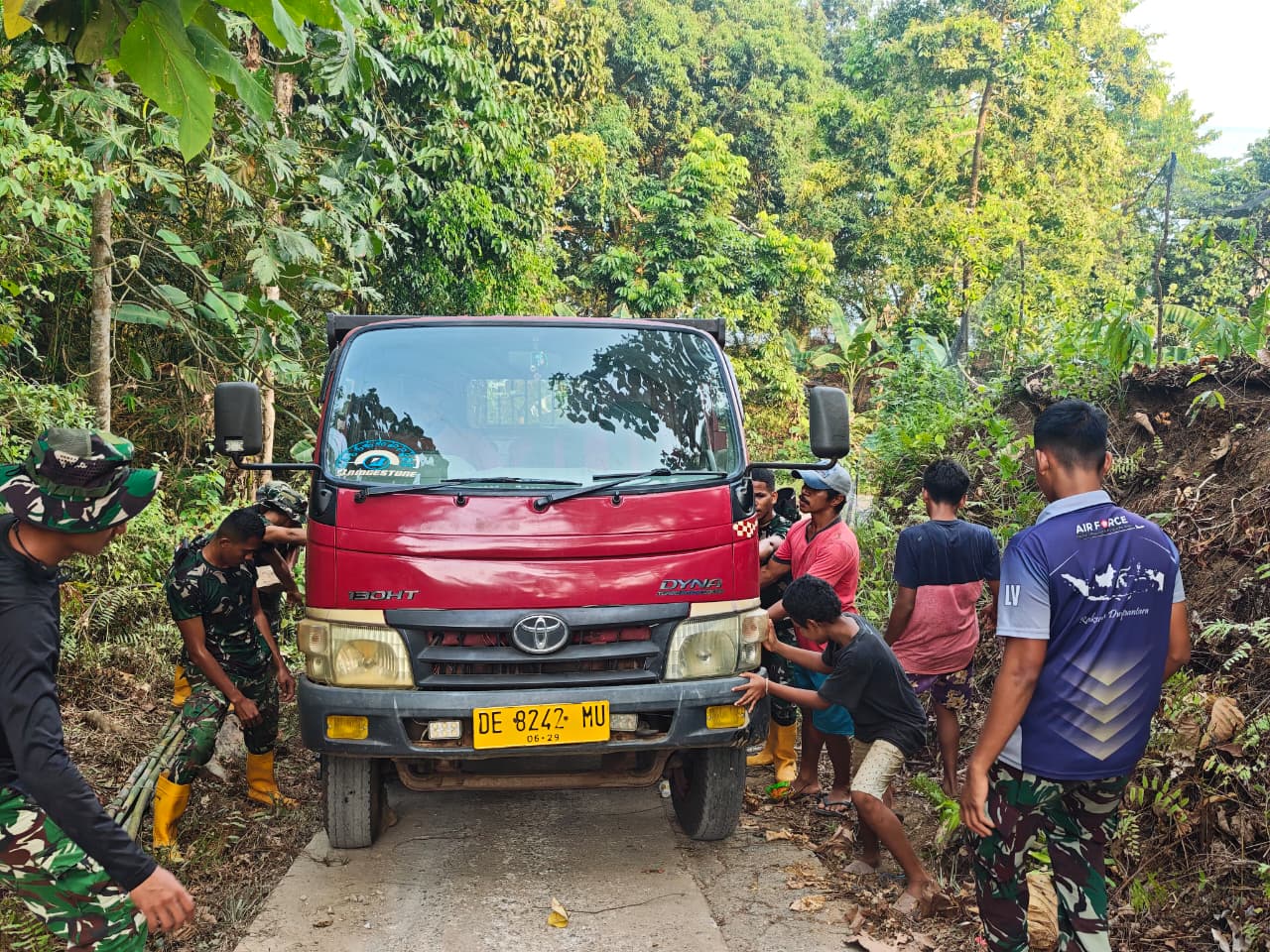 Bahu-membahu Menghadapi Medan Terjal, Prajurit dan Warga Angkut Material TMMD