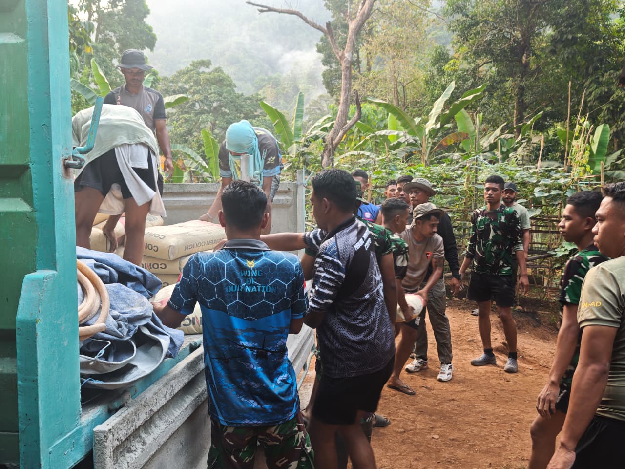 Peran Masyarakat dalam Pengangkutan Material TMMD di Dusun Seri Ambon