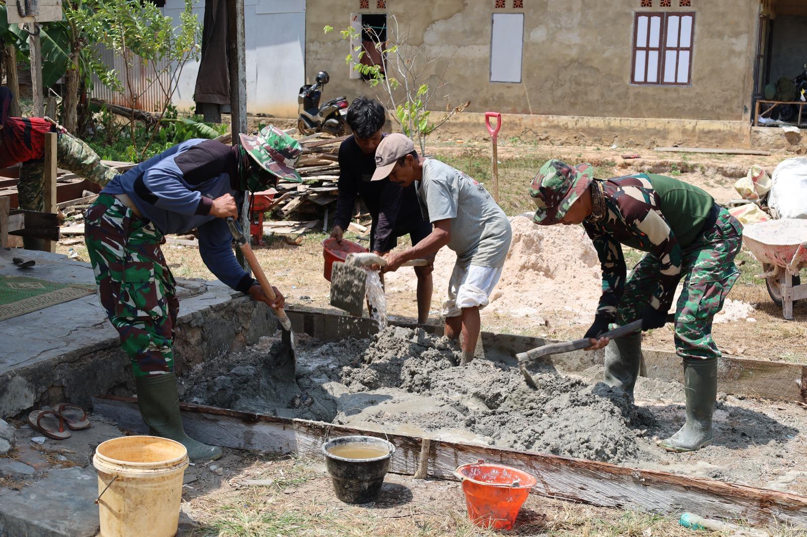 Warga dan TNI Berkolaborasi Membangun Fondasi Rumah di Program TMMD 130