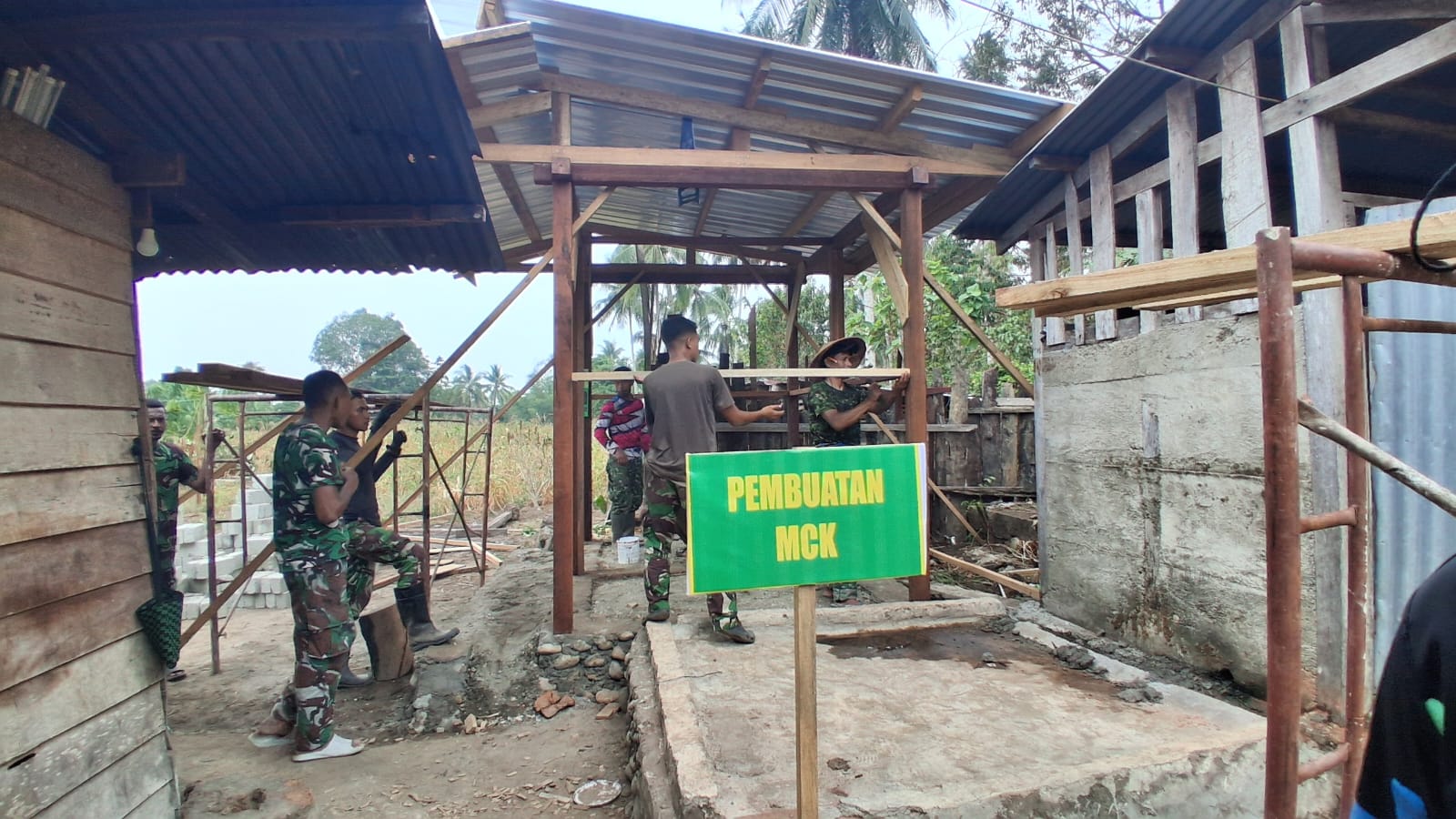 Kolaborasi TNI dan Masyarakat Tercipta dalam Program TMMD di Papua Tengah