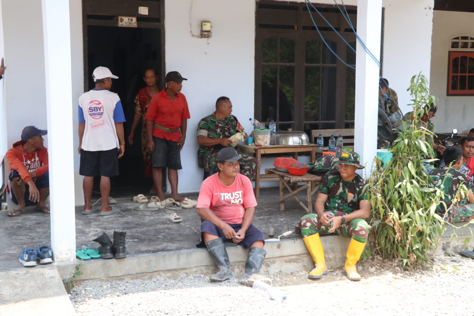 Momen Santap Siang: Satgas TMMD Bawa Kehangatan ke Desa Pojok